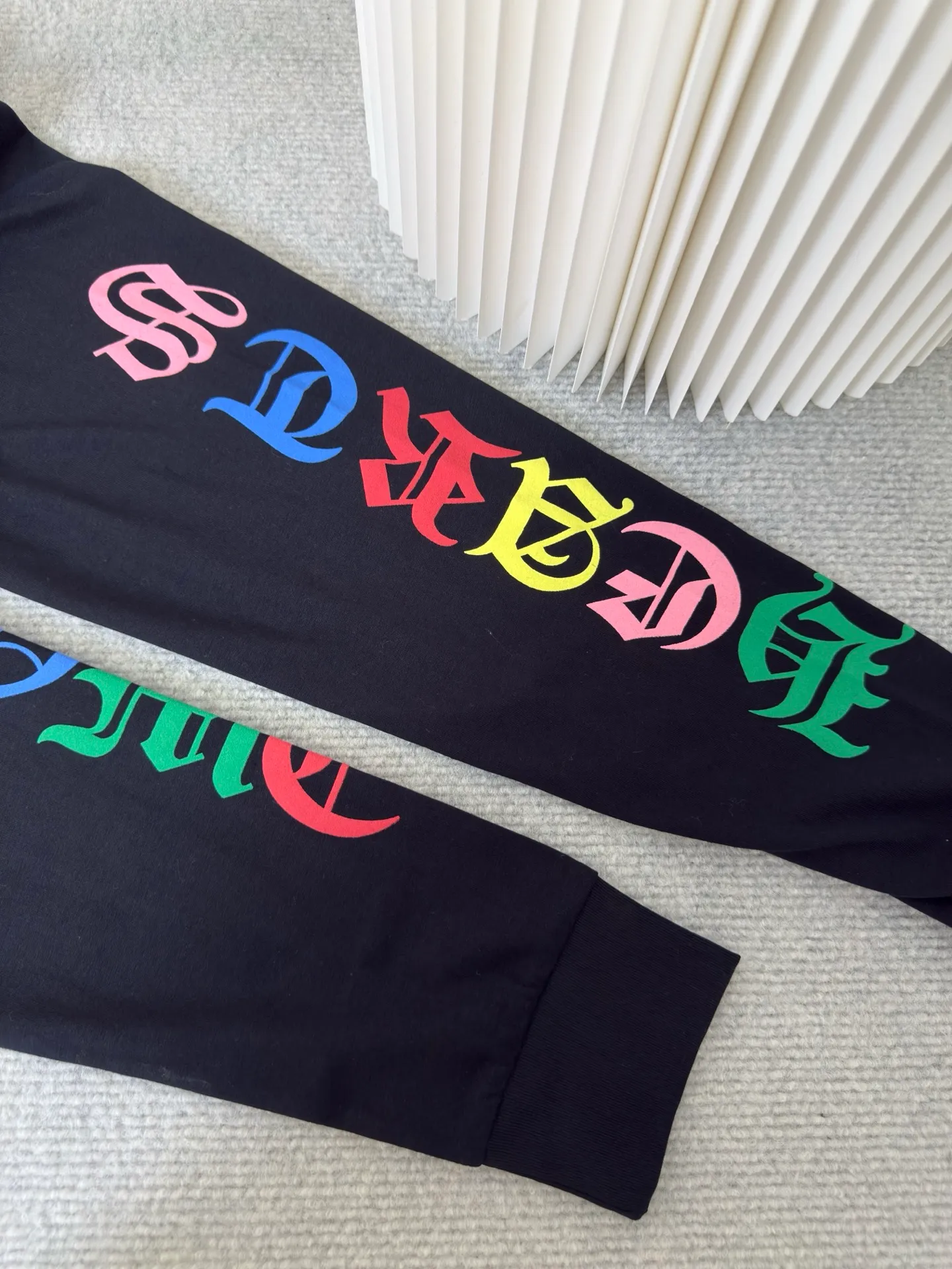 P300 Chrome Heart Miami limited color cross long sleeves. The fabric is made of 26-woven 220g cotton. The printing uses high-temperature ink printing technology, and the color of the printing area is extremely complex. Size S M L